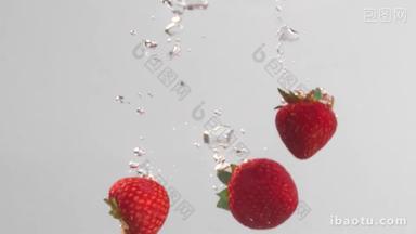 白色背景草莓落入水中